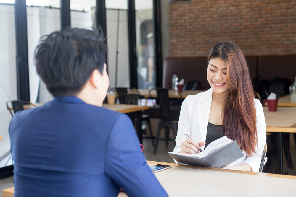 転職者にどんなスキルがあるのか確認している場面