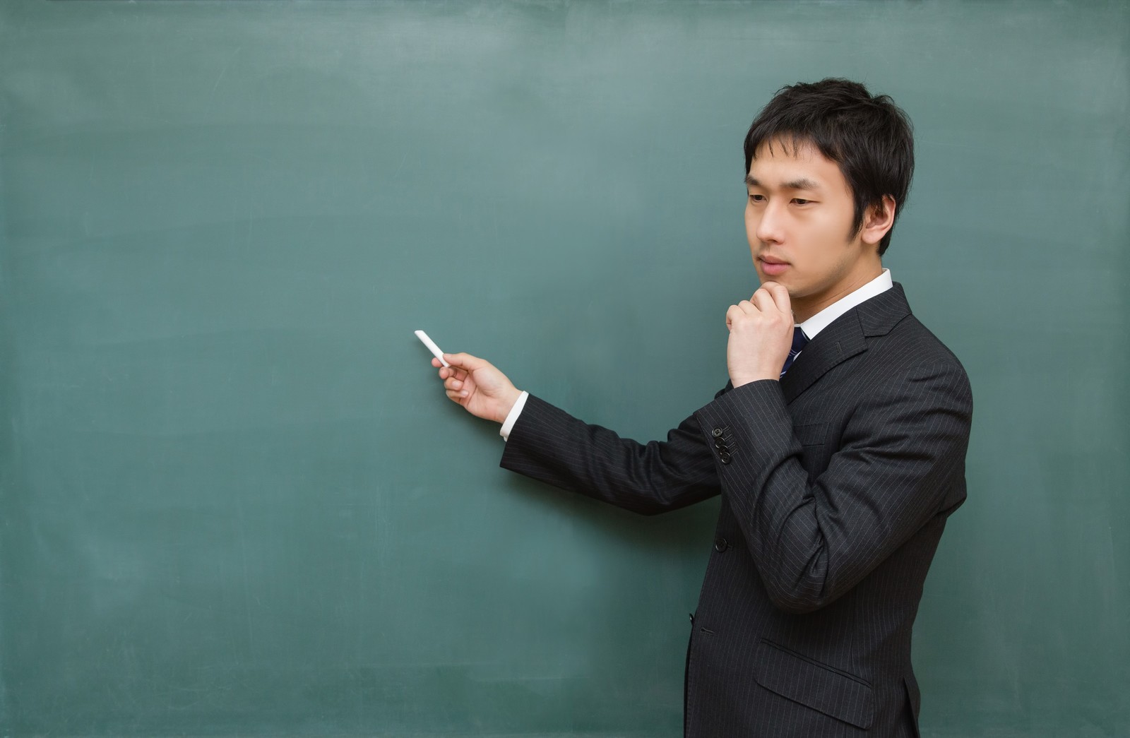 転職で失敗しないためのポイントを提示している男性
