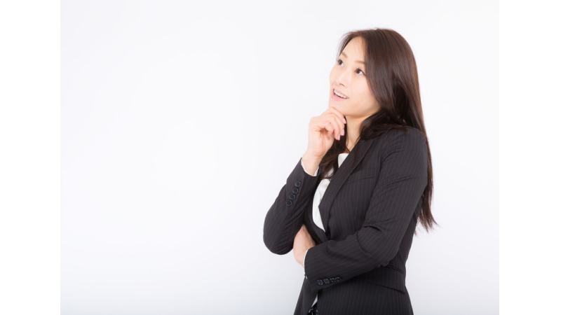 悩んでいる転職活動中の女性