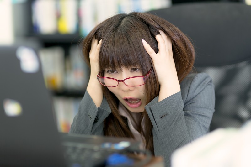 転職エージェントの落とし穴を知って落ち込んでいる女性