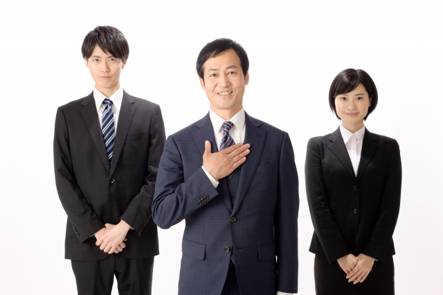 おすすめの転職エージェントを紹介している男女