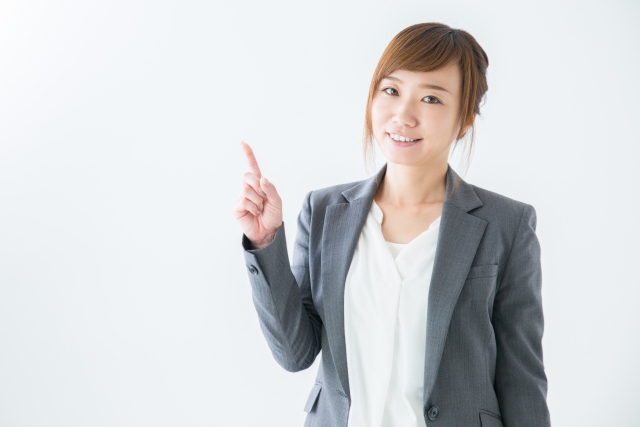 転職理由を面接で上手に伝えるポイントを解説している女性
