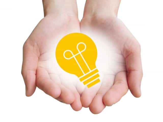 使えない転職エージェントに当たってしまった時の解決法を電球に例えて両手に乗せている