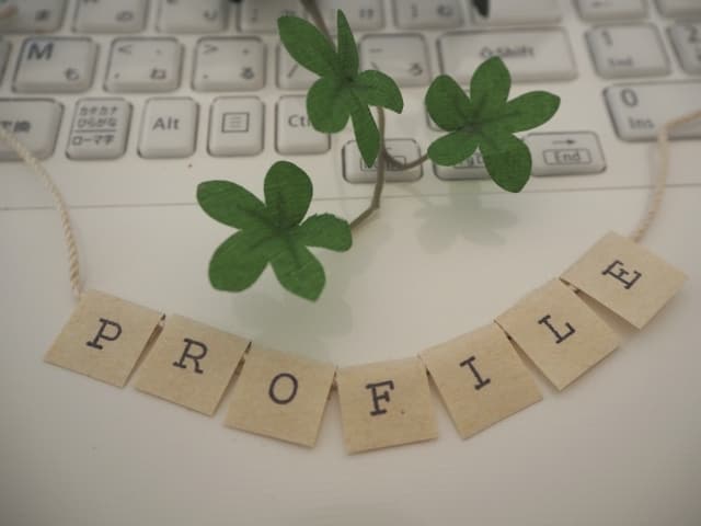 転職面接の自己紹介で必要なprofileと書かれた小さな飾り
