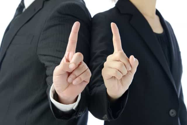 使えない転職エージェントがあると主張しているスーツを着た男女