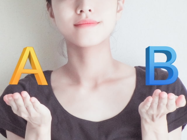 右手にAを持ち、左手にBを持つ女性