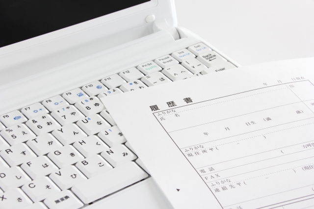 履歴書とパソコンが写っている写真