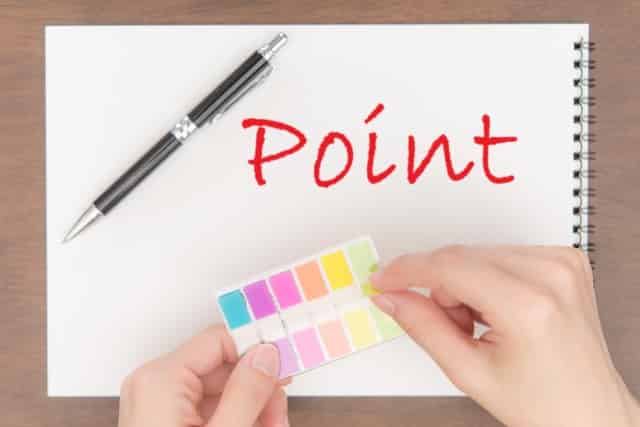 使えない転職エージェントをうまく使うpointと書いたノートに付箋を貼る