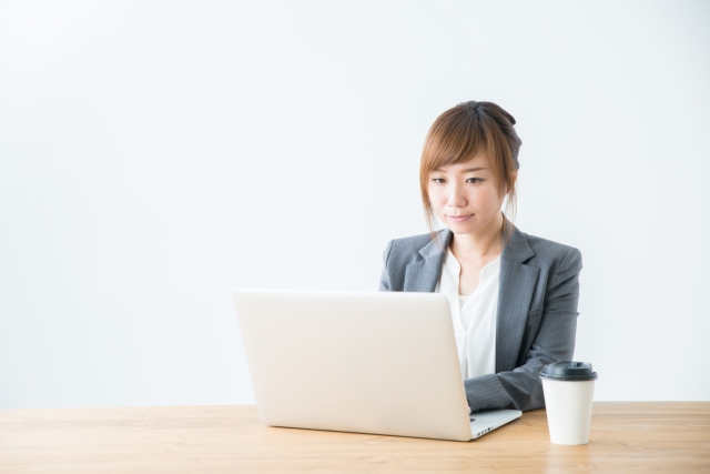 社内SEに転職した女性がパソコンで仕事をしている