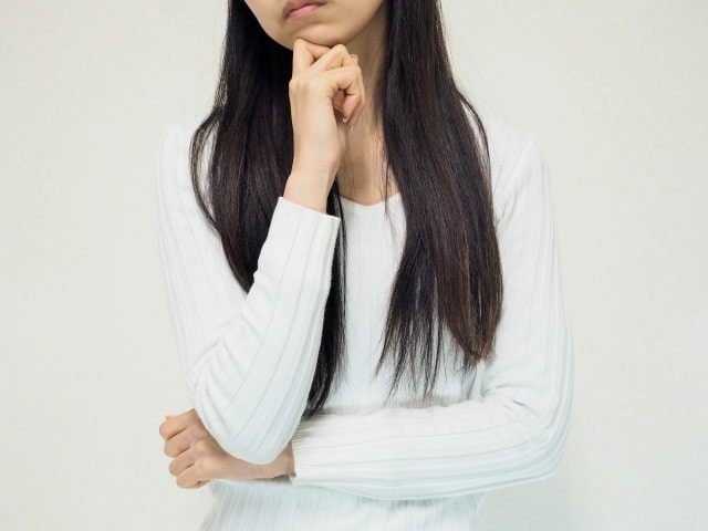 悩んでいる女性