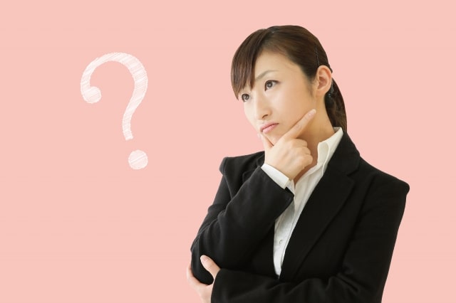 考え込む女性