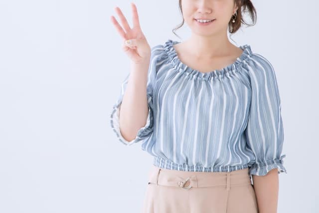 転職エージェントが電話面談をする3つのケースを女性が指を3本立てて紹介