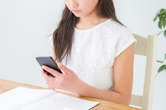 転職エージェントと電話面談する女性