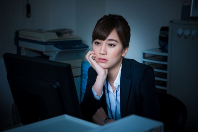 人と関わらない仕事をしたいと考えて仕事しているビジネスウーマン