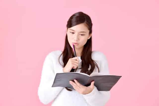 転職の自己分析でおすすめの本を読む女性