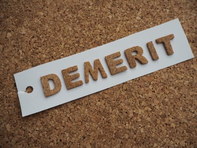 転職エージェントと電話するデメリットをdemeritと書かれたサイコロで紹介