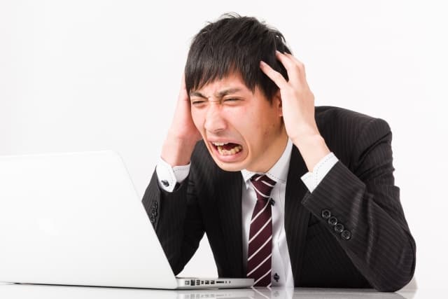 35歳の男性転職者が頭を抱えて嘆いている