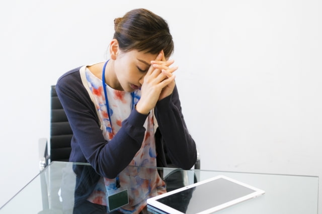 転職活動が大変で悩んでいる女性