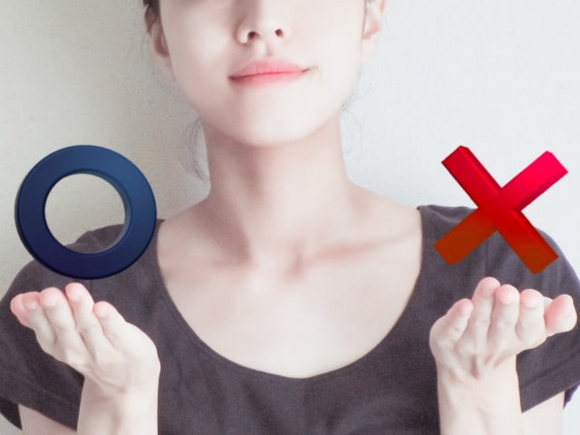 転職に失敗したときにすぐに辞めても良いのか、選択肢を提示している女性