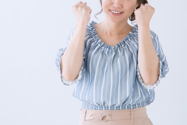 両手を握っている女性