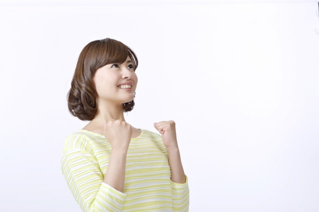 ガッツポーズをとる女性