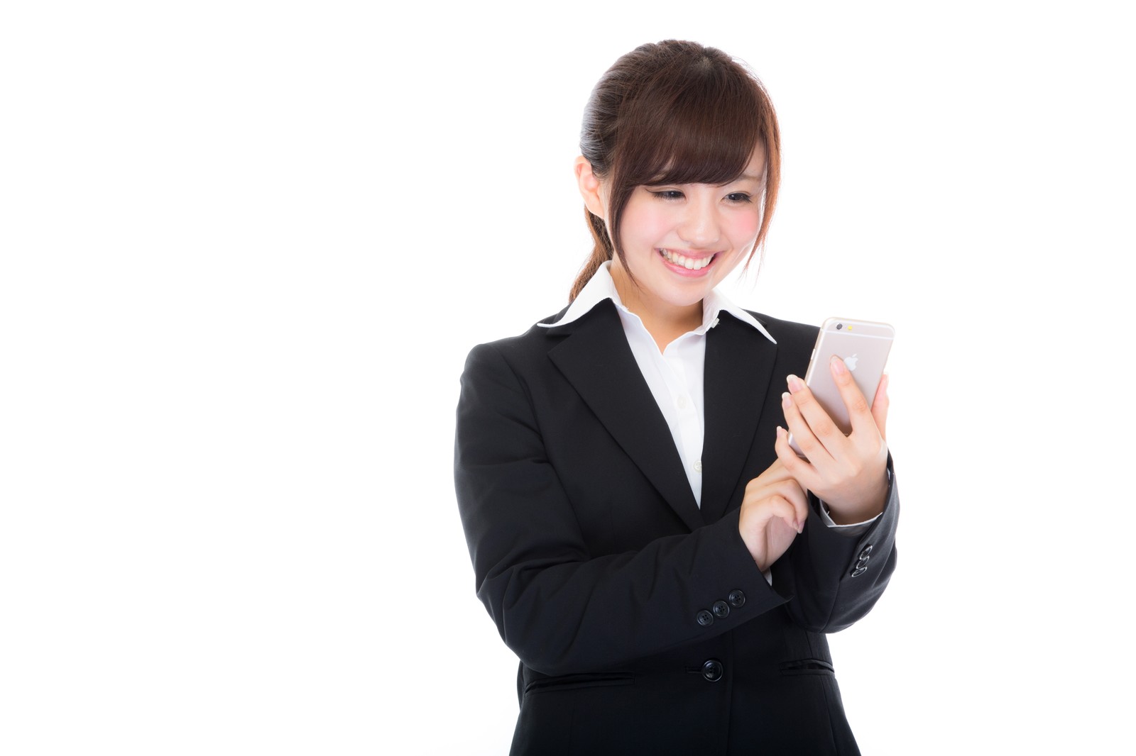 スマホを見て微笑む女性