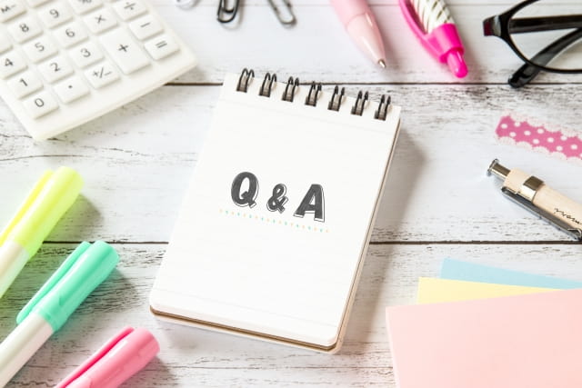 仕事したくない人のQandAと書かれたメモ帳が机上に置かれている
