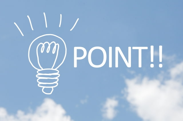 青空の背景の上に白ペンで電球の絵とPOINTと書かれている