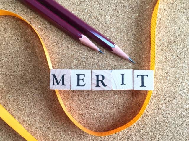 転職エージェントと電話面談するメリットをmeritと書かれたサイコロで紹介