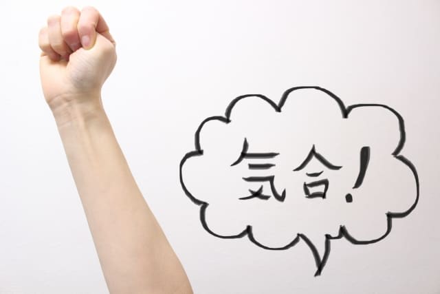 転職エージェントとの電話面談に力を入れて右手を挙げている