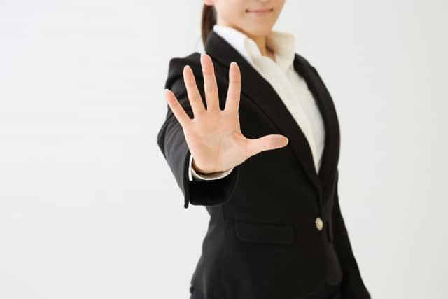 35歳の転職で気をつけることを説明している女性