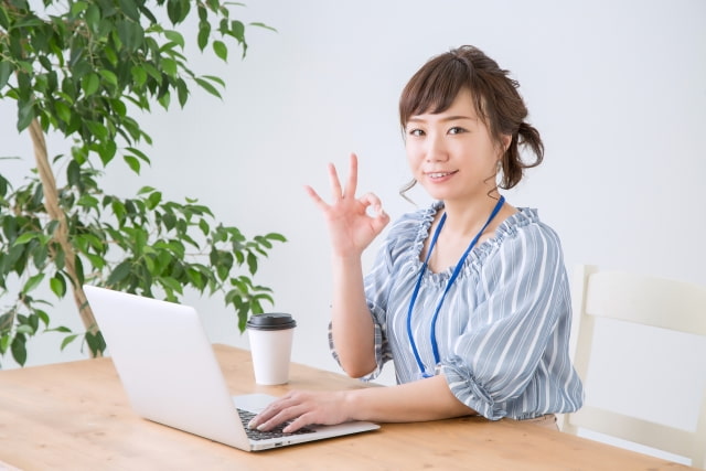 転職の時に年収で失敗しないためのポイントを教えてくれている女性