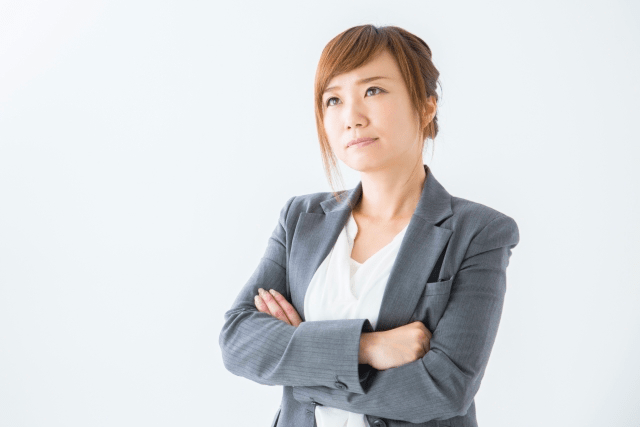 社内SEの転職は厳しい…と女性が厳しい面持ちで考えている